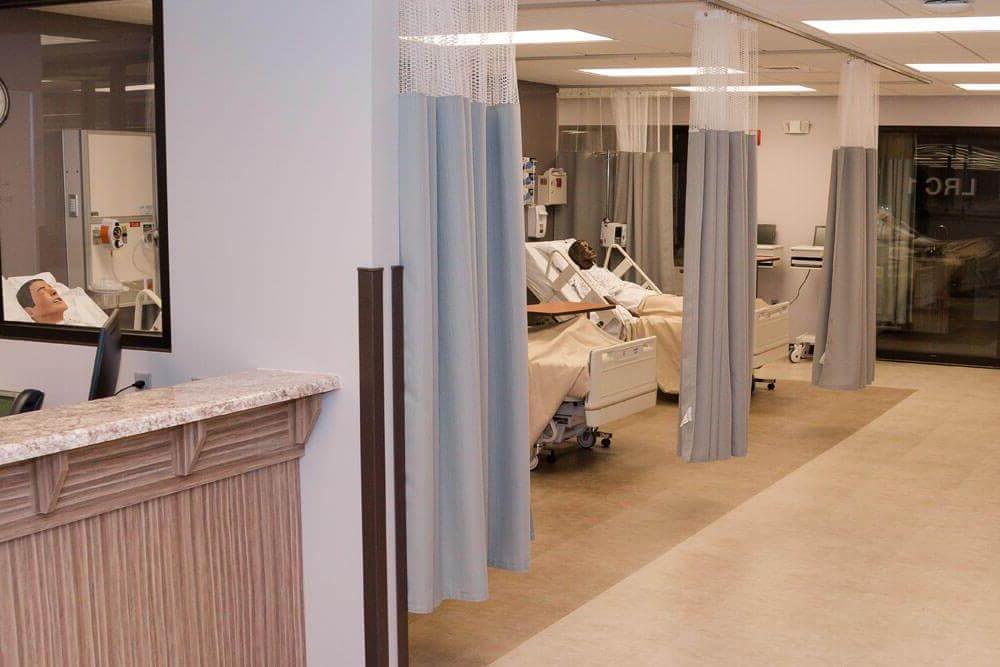 从“熊猫医院”的走廊往下看，病床上躺着多个人体模型