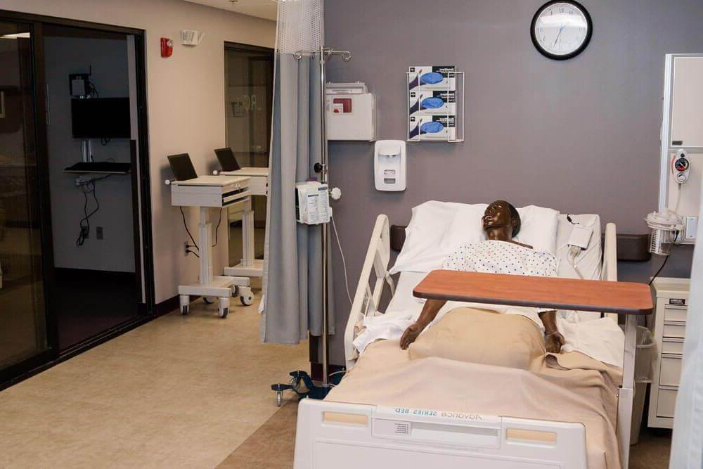 在模拟病房，人体模型躺在病床上