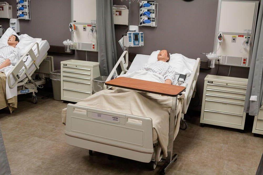 两个躺在医院病床上的人体模型
