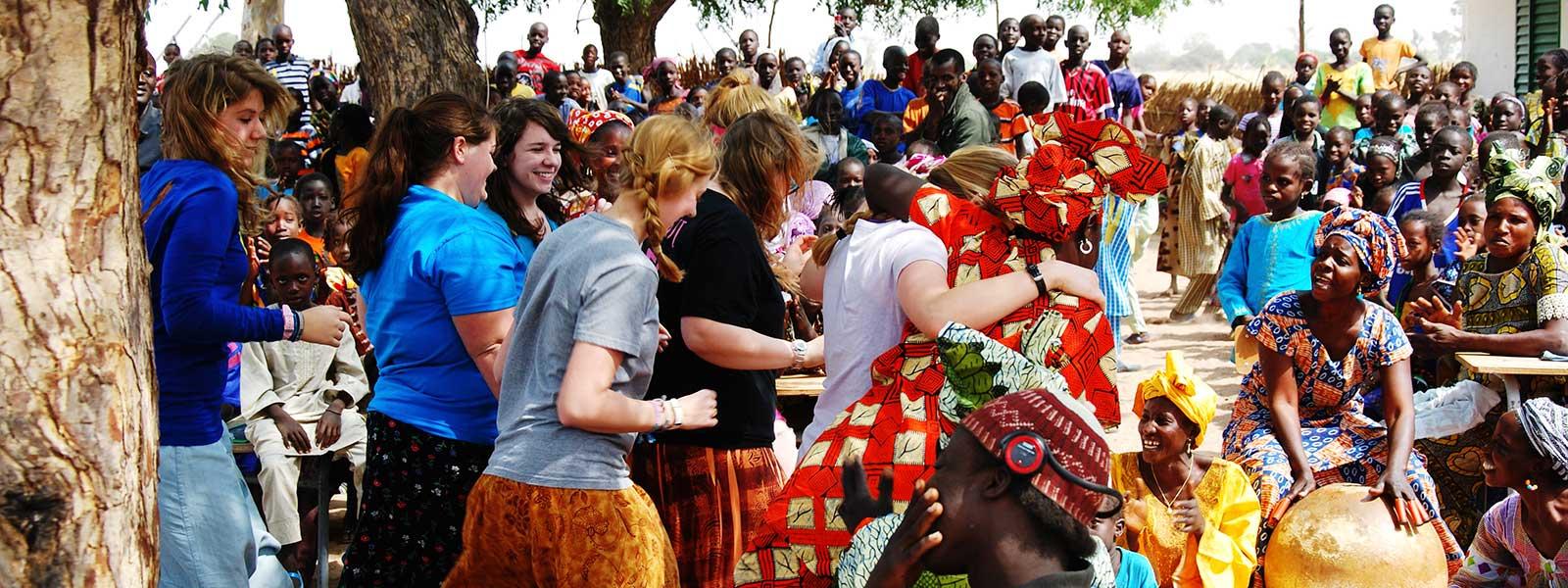 学生在传教途中与村民一起学习非洲舞蹈