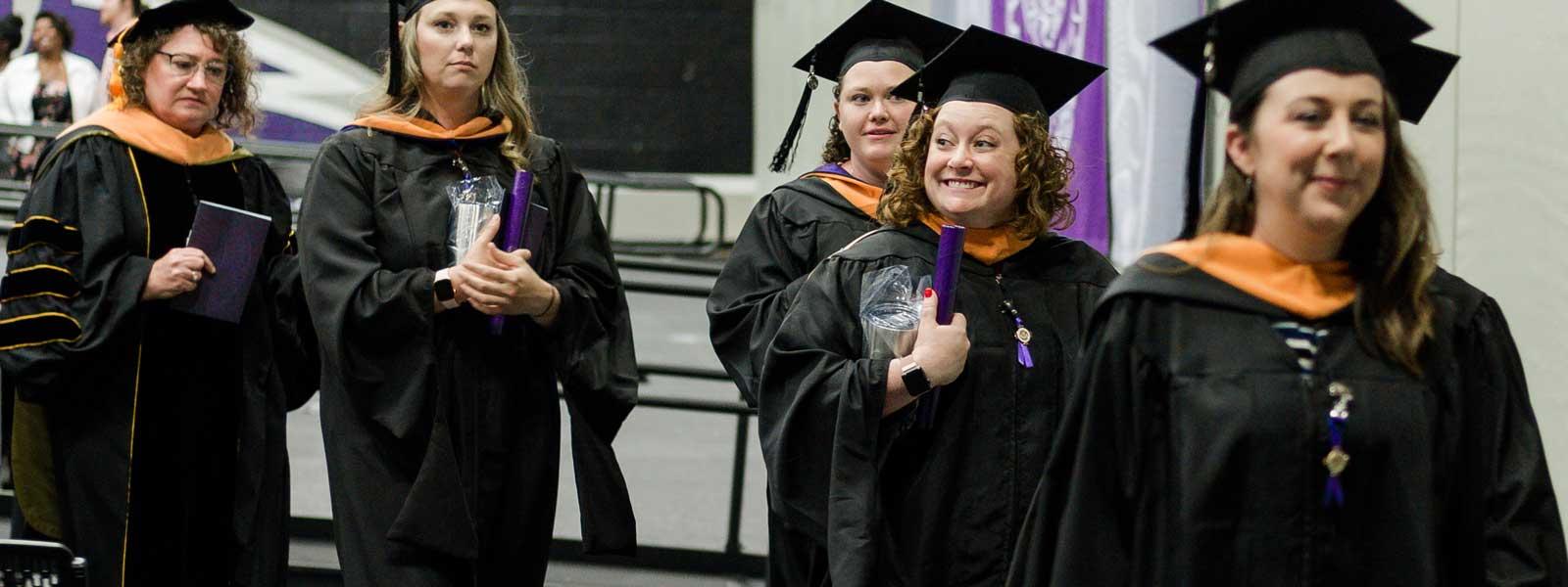 护理硕士毕业生毕业时都带着毕业证书